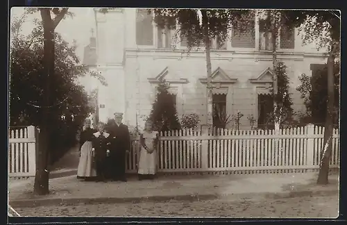 Foto-AK Berlin-Lichterfelde, Familie in der Steinmetzstrasse 29 um 1908