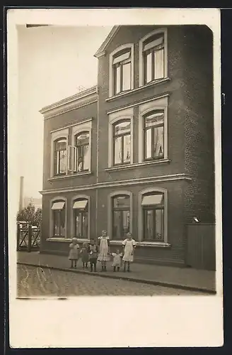Foto-AK Neumünster, Familie in der Wilhelmstrasse 17 ca. 1915