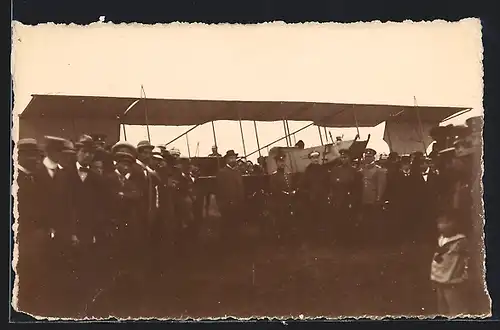 Foto-AK Versammlung von Soldaten und Herren vor einem Flugzeug
