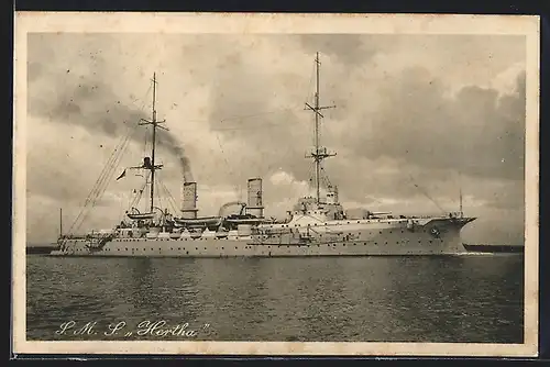 AK Kriegsschiff SMS Hertha des Ostasiengeschwaders vor einer Küste