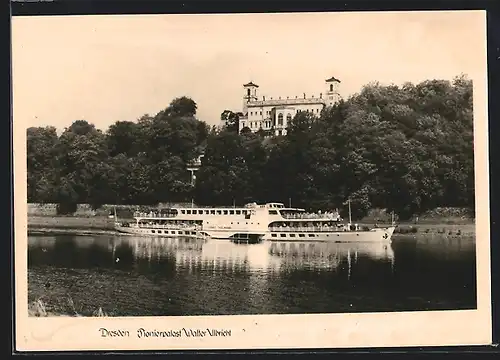 AK Dresden, Dampfer Ernst Thälmann am Pionierpalast Walter Ulbricht