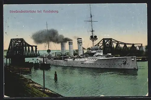AK Rendsburg, Kriegsschiff passiert die Strassendrehbrücke
