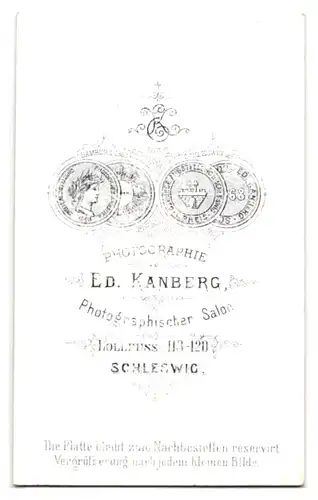 Fotografie Ed. Kanberg, Schleswig, Lollfuss 113-120, Bürgerliche Dame mit Kragenbrosche