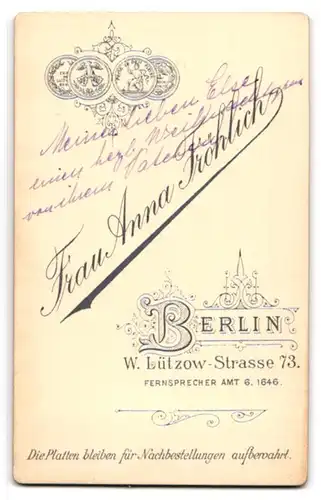 Fotografie Anna Fröhlich, Berlin, Lützowstr. 73, Süsses Kleinkind im Hemd liegt auf Decke