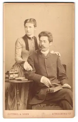 Fotografie Gottheil & Sohn, Königsberg i. Pr., Münzstr. 6, Junges Paar in zeitgenössischer Kleidung