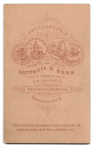 Fotografie Gottheil & Sohn, Königsberg i. Pr., Münzstr. 6, Junges Paar in zeitgenössischer Kleidung