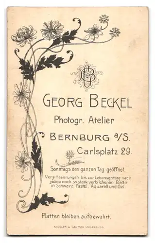 Fotografie Georg Beckel, Bernburg a. S., Carlsplatz 29, Junge Dame im modischen Kleid