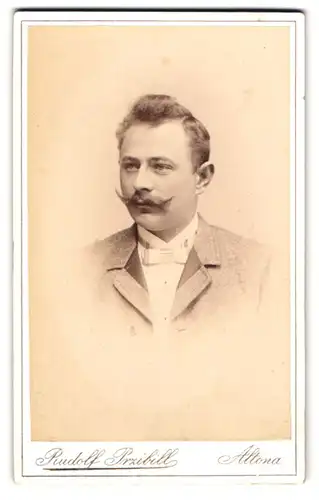Fotografie Rudolf Przibill, Altona, Reichenstr. 18, Eleganter Herr mit Schnauzbart