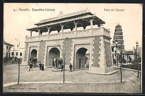 AK Marseille, Exposition Coloniale 1906, Porte de l`Annam mit Besuchern, Ausstellung