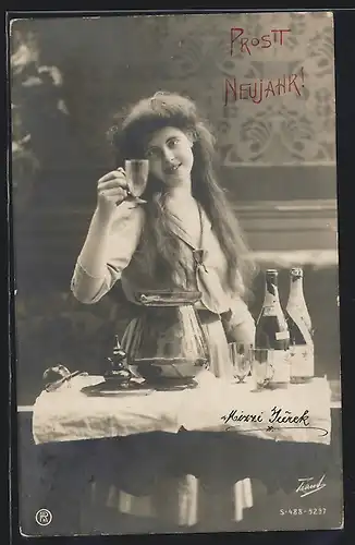 Foto-AK RPH Nr. S-488-5297: Junge Dame mit Glas in der Hand, Neujahrsgruss