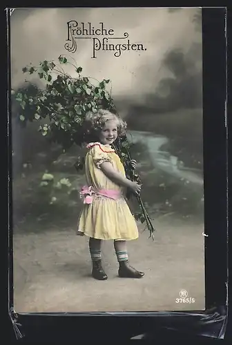 Foto-AK RPH Nr. 3765 /5: Kleines Mädchen mit Zweigen, Pfingstgruss