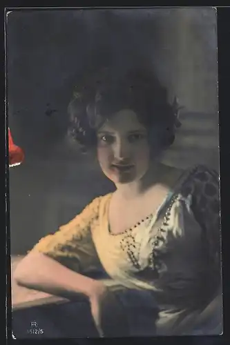 Foto-AK RPH Nr. 3512 /5: Junge Dame sitzt am Tisch