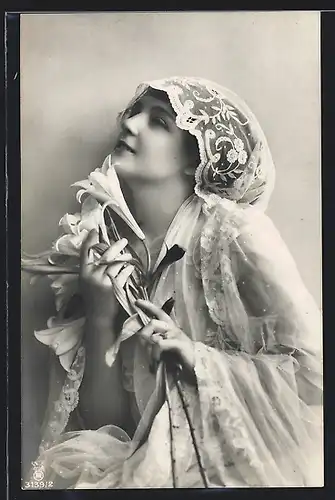 Foto-AK RPH Nr. 3139 /2: Junge Frau mit Schleier und Blumen