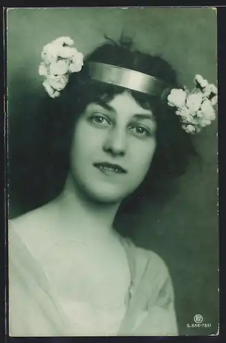 AK Mädchen mit Stirnreif und Blumenverzierung