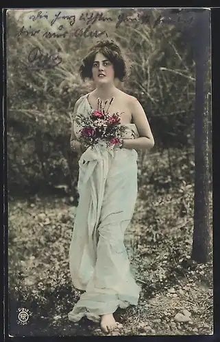 Foto-AK RPH Nr. S.212-3706: Junge Dame im Kleid mit Blumen