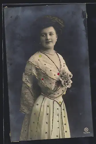 Foto-AK RPH Nr. 1629 /4: Junge Dame im hübschen Kleid