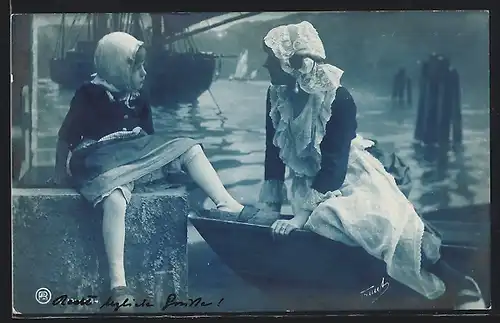 Foto-AK RPH Nr. 391-4764: Hafenpartie mit zwei Mädchen in Tracht