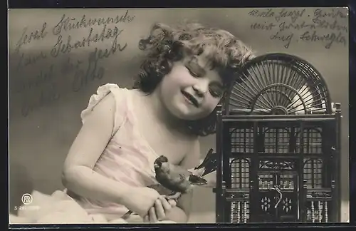 Foto-AK RPH Nr. S.261-3986: Kleines Mädchen mit Vogel am Käfig