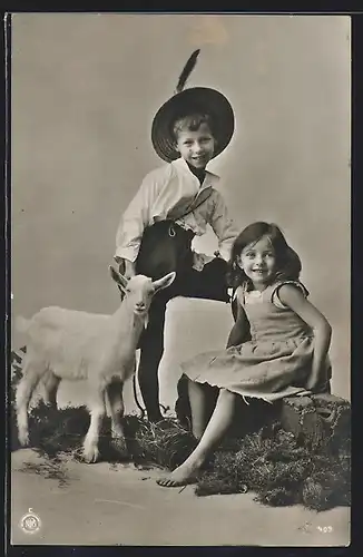 Foto-AK NPG Nr. 409: Kinderpaar mit einer Ziege