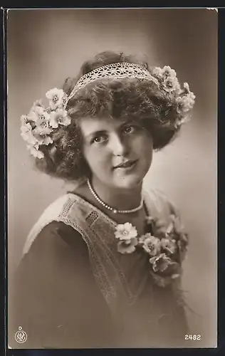 Foto-AK NPG Nr. 2482: Junge Dame mit Blumen im Haar