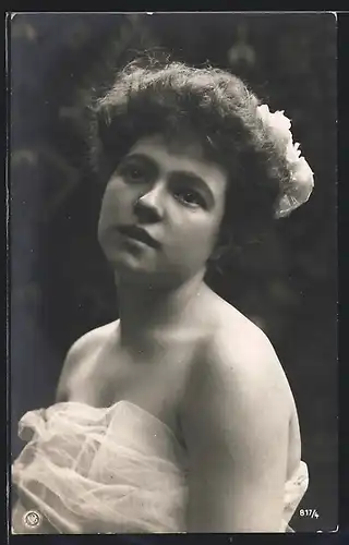 Foto-AK NPG Nr. 817 /4: Junge Dame im schulterfreien Kleid