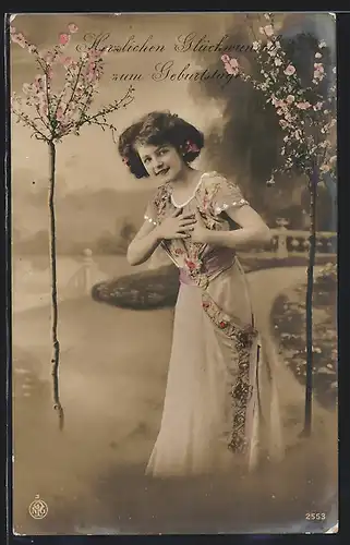 Foto-AK NPG Nr. 2553: Junge Dame im rosafarbenen im Kleid, Geburtstagsgruss