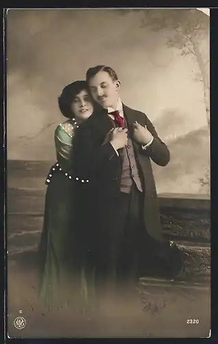Foto-AK NPG Nr. 2320: Frau im grünen Kleid mit Mann