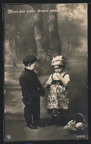 Foto-AK NPG Nr. 12832: Kinderppar mit Blumenkorb im Wald