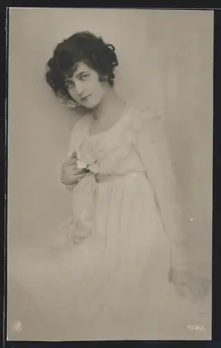 Foto-AK NPG Nr. 7006 /1: Junge Dame im weissen Kleid