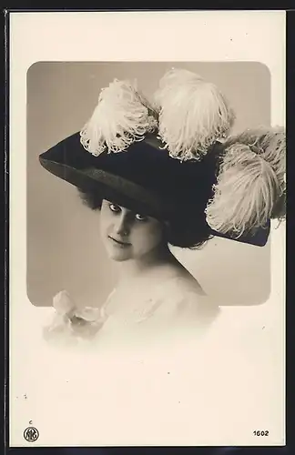 Foto-AK NPG Nr. 1602: Junge Frau mit grossem Hut