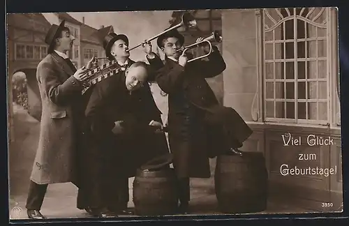 Foto-AK NPG Nr. 3950: Vier Männer mit Instrumenten, Geburtstagsgruss