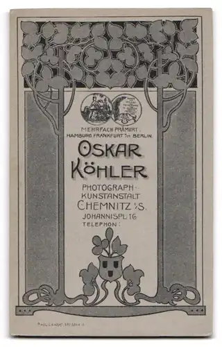 Fotografie Oskar Köhler, Chemnitz i. S., Johannisplatz 16, Florale Verzierungen & Wappen, Rückseitig elegante Dame