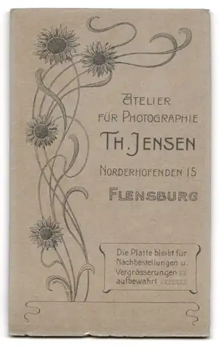 Fotografie Th. Jensen, Flensburg, Norderhofenden 15, blühende Sonnenblume, Rückseitig junger Herr im Frack