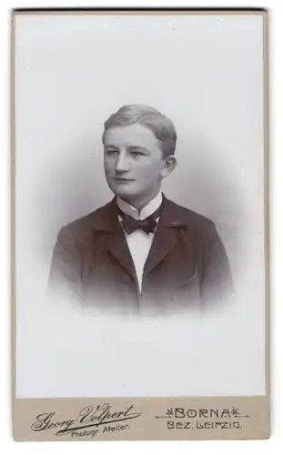 Fotografie Georg Volpert, Borna, Junger Mann im Anzug