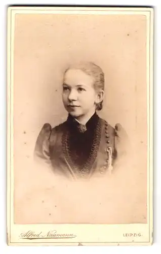 Fotografie Alfred Naumann, Leipzig, Dorotheenstrasse, Junge Dame im Kleid