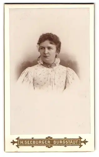 Fotografie H. Seeburger, Burgstädt i. S., Dame im weissen Kleid mit Brosche