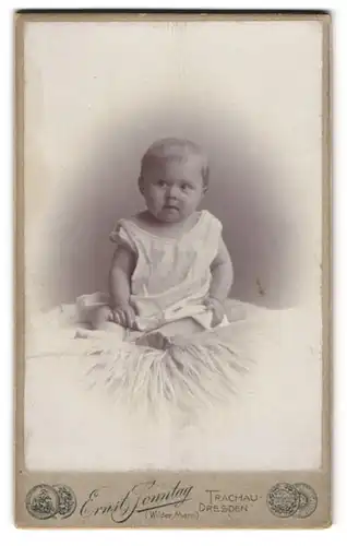 Fotografie Ernst Sonntag, Dresden-Trachau, Ahorn-Strasse 7, Baby im weissen Kleidchen