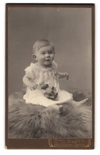 Fotografie Otto Martin, Dresden-Löbtau, Reisewitzerstrasse 18, Baby mit Puppe auf einem Fell