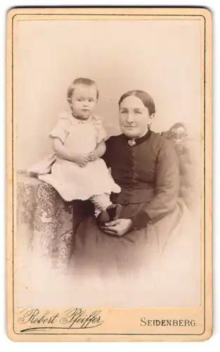 Fotografie Robert Pfeiffer, Seidenberg, Marktplatz 6, Dame im Kleid mit Kleinkind im weissen Kleidchen