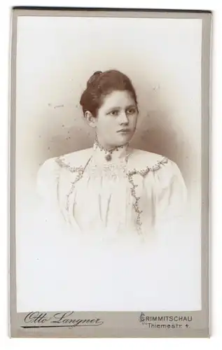 Fotografie Otto Langner, Crimmitschau, Thiemestrasse 4, Junge Dame im weissen Kleid