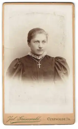 Fotografie Julius Grunewald, Cunewalde, Dame im Kleid mit Kreuzkette