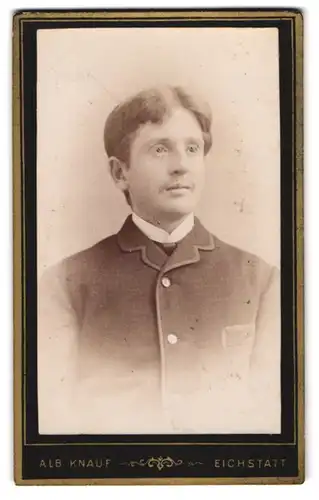 Fotografie Alb. Knauf, Eichstätt, Junger Herr mit Schnurrbart im Anzug