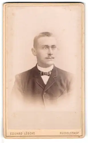 Fotografie Eduard Lösche, Rudolstadt, Nauer-Strasse 27, Herr mit Schnurrbart im Anzug