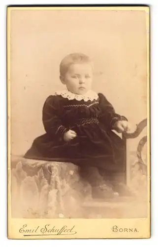 Fotografie Emil Schuffert, Borna, Baby im schwarzen Kleidchen
