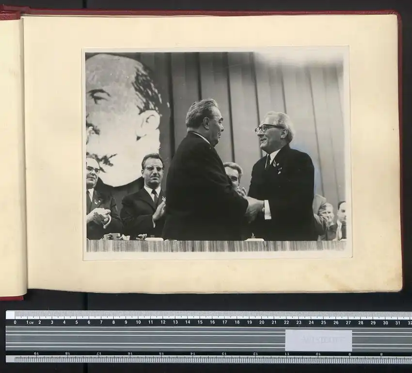Fotoalbum mit 24 Fotografien DDR Grenzregiment GR-33 Berlin-Treptow, Besuch Russischer Truppen, Honecker, Breschnew, NVA 0