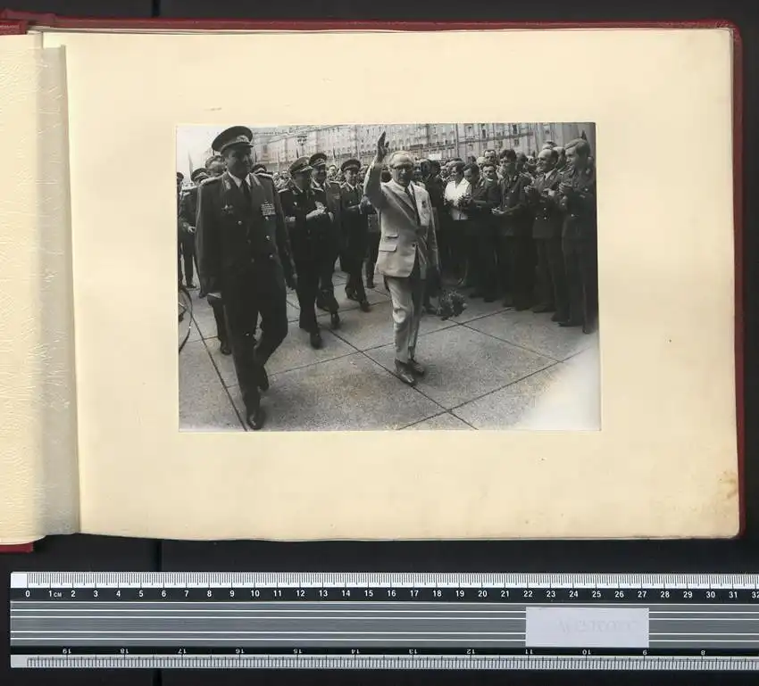 Fotoalbum mit 24 Fotografien DDR Grenzregiment GR-33 Berlin-Treptow, Besuch Russischer Truppen, Honecker, Breschnew, NVA 1