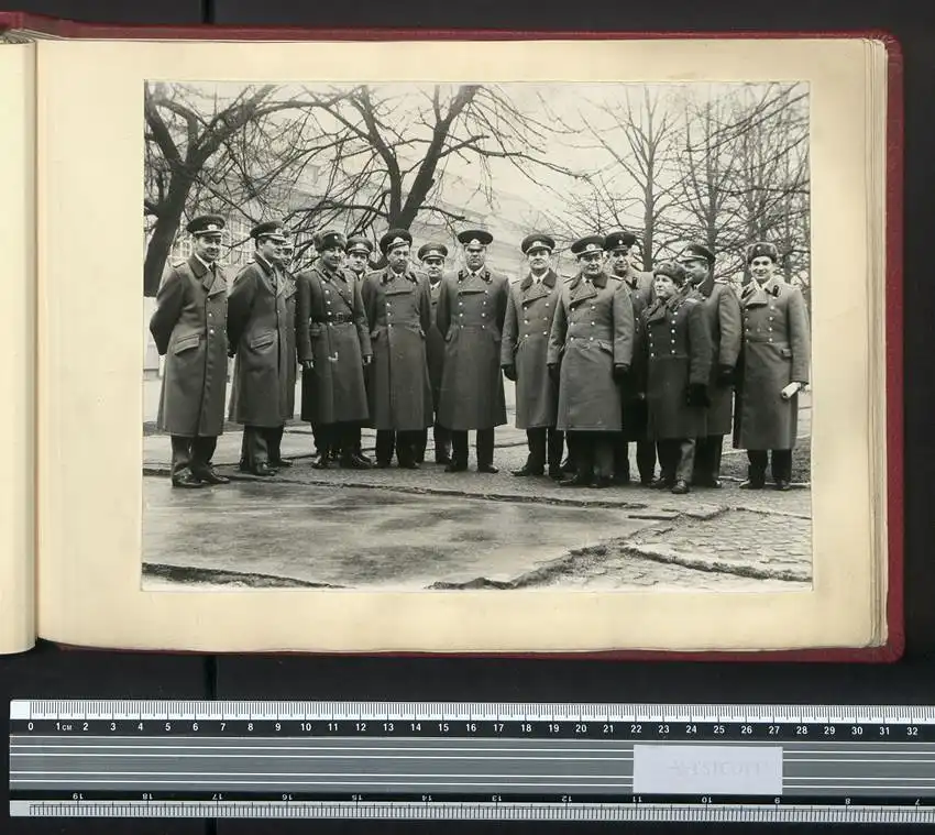 Fotoalbum mit 24 Fotografien DDR Grenzregiment GR-33 Berlin-Treptow, Besuch Russischer Truppen, Honecker, Breschnew, NVA 10