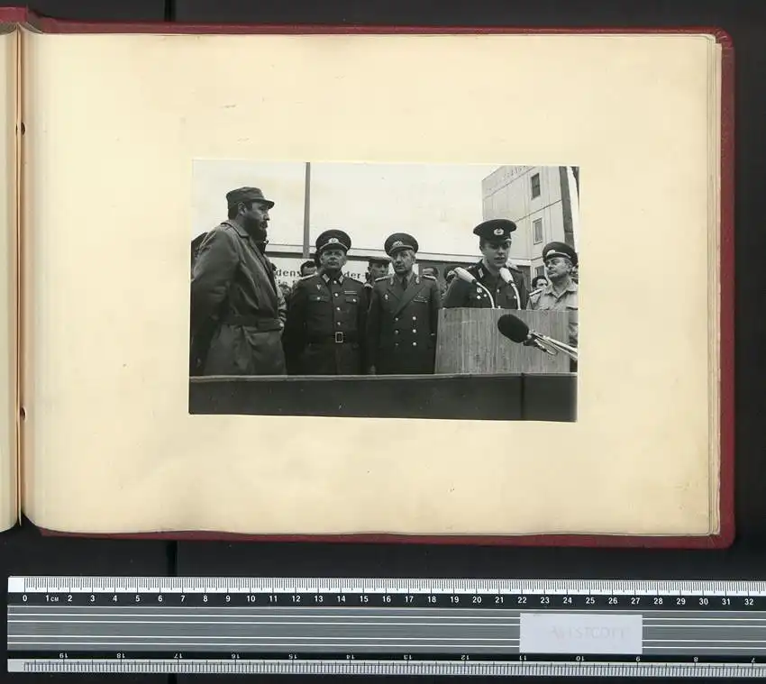Fotoalbum mit 24 Fotografien DDR Grenzregiment GR-33 Berlin-Treptow, Besuch Russischer Truppen, Honecker, Breschnew, NVA 15