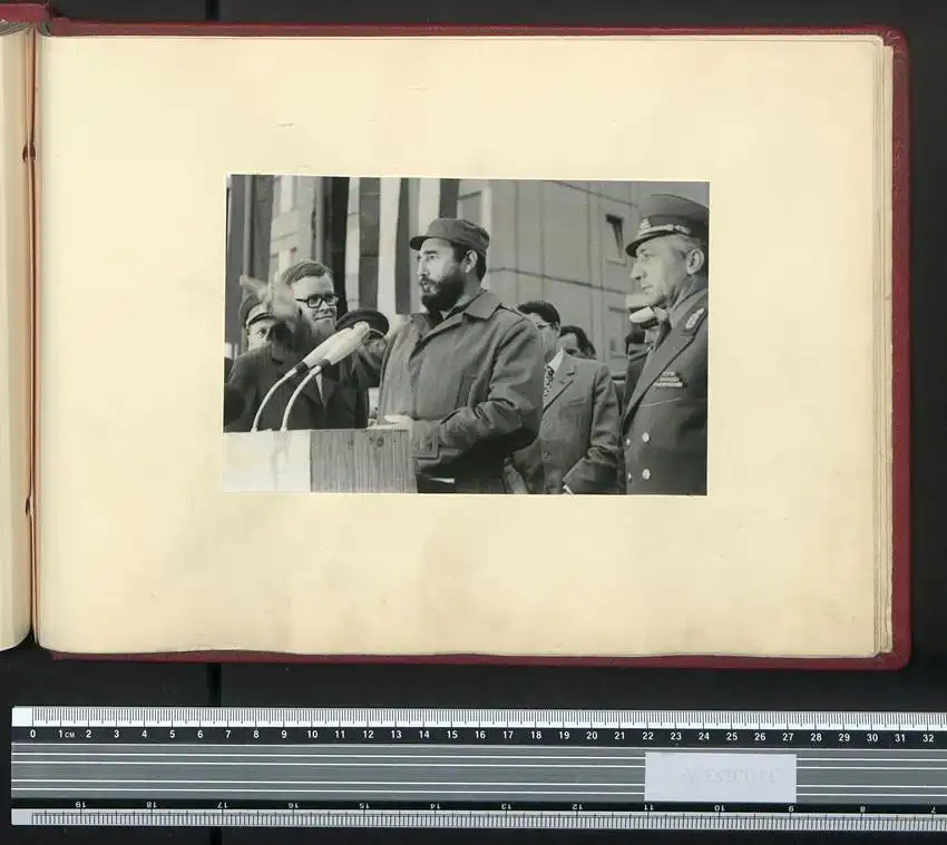 Fotoalbum mit 24 Fotografien DDR Grenzregiment GR-33 Berlin-Treptow, Besuch Russischer Truppen, Honecker, Breschnew, NVA 16