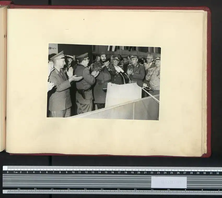 Fotoalbum mit 24 Fotografien DDR Grenzregiment GR-33 Berlin-Treptow, Besuch Russischer Truppen, Honecker, Breschnew, NVA 17